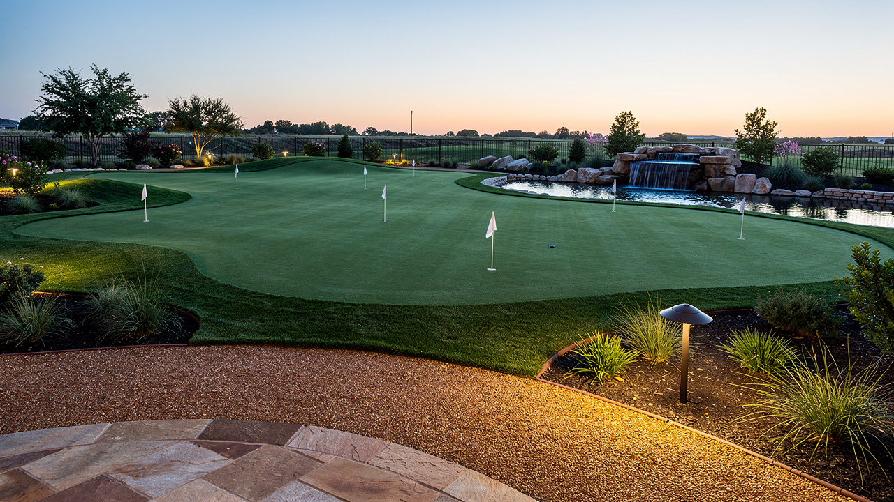 4-best-practices-for-your-backyard-synthetic-putting-green
